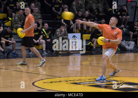 I soldati del 3d U.S. Reggimento di Fanteria (la vecchia guardia) lungo con marines della caserma marini Washington di partecipare a un gioco di dodgeball a Fort Myer Centro Fitness, Base comune Myer-Henderson Hall, Virginia, 1 febbraio 2018. Il dodgeball gioco è stato giocato per costruire un cameratismo e esprit de corps tra le due unità cerimoniali. (U.S. Esercito foto di PFC. Lane Hiser) Foto Stock