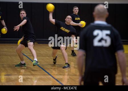 I soldati del 3d U.S. Reggimento di Fanteria (la vecchia guardia) lungo con marines della caserma marini Washington di partecipare a un gioco di dodgeball a Fort Myer Centro Fitness, Base comune Myer-Henderson Hall, Virginia, 1 febbraio 2018. Le due unità di cerimoniale si riuniscono per competizioni amichevoli parecchie volte durante l'anno. (U.S. Esercito foto di PFC. Lane Hiser) Foto Stock