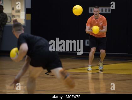 I soldati del 3d U.S. Reggimento di Fanteria (la vecchia guardia) lungo con marines della caserma marini Washington di partecipare a un gioco di dodgeball a Fort Myer Centro Fitness, Base comune Myer-Henderson Hall, Virginia, 1 febbraio 2018. La vecchia guardia è uscito vittorioso in questo gioco tra le due unità cerimoniali. (U.S. Esercito foto di PFC. Lane Hiser) Foto Stock