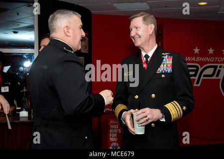 Assistente Comandante del Marine Corps gen. Glenn M. Walters, sinistra, parla a Walter E. Carter, sovrintendente, Accademia Navale degli Stati Uniti, durante il XVI SALUTO annuale per la notte Militare, Washington D.C., il 20 febbraio, 2018. Ogni anno capitali di Washington dedicare una partita in casa per gli uomini e le donne del passato e che attualmente servono in dei militari degli Stati Uniti. (U.S. Marine Corps foto di Cpl. Hailey D. argilla) Foto Stock