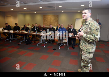 Lt. Col. Cullen Jones, U.S. Esercito di ingegneri di Nashville comandante di distretto, accoglie Corps i dipendenti statali e i responsabili di emergenza presente per una gestione dell'acqua di esercizio del piano portapaziente 27 febbraio 2018 presso la sede del distretto di Nashville, Tennessee (USACE Foto di Leon Roberts) Foto Stock