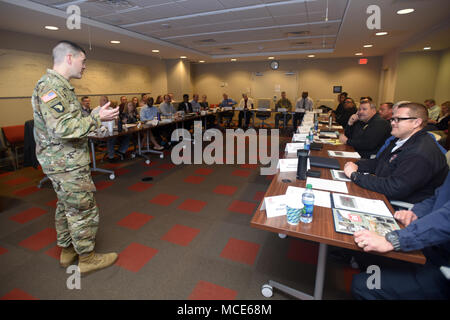 Lt. Col. Cullen Jones, U.S. Esercito di ingegneri di Nashville comandante di distretto, accoglie Corps i dipendenti statali e i responsabili di emergenza presente per una gestione dell'acqua di esercizio del piano portapaziente 27 febbraio 2018 presso la sede del distretto di Nashville, Tennessee (USACE Foto di Leon Roberts) Foto Stock