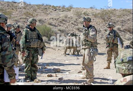 Col. Jonathan Byrom (secondo da destra), 3° reggimento di cavalleria commander, dirige il personale del reggimento e comandanti di squadrone in corrispondenza di un supporto di prove durante il reggimento dell azione decisiva la rotazione 18-04 presso il National Training Center a Fort Irwin, California Febbraio 15, 2018. Foto Stock