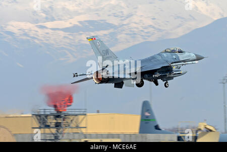 "Mach" (centro), 77th Expeditionary Fighter Squadron F-16 Fighting Falcon pilota da caccia, decolla da Bagram Airfield, Afghanistan Febbraio 28, 2018. "Mach" registrato il suo primo combattimento sortie nel 2011 a sostegno dell'operazione Unified Protector, proteggendo i nostri partner alleati NATO in Libiya. Da allora egli ha abbattuto doppia su due tours in Afghanistan e ha compilato più di mille ore di volo e di combattimento 177 sortite durante la sua carriera. (U.S. Air Force foto/Staff Sgt. La divina Cox) Foto Stock