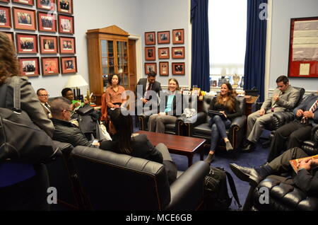 Direttore legislativo per sost. Ileana Ros-Lehtinen (FL-27), Gabriella Boffelli, conversa con gli Stati Uniti I soldati dell esercito e USAID servizio esteri ufficiali durante il giunto DOD/USAID Lingua Spagnola Programma di immersione a Washington DC, 28 febbraio, 2018. Condotte interamente in spagnolo, il programma ha permesso ai partecipanti di migliorare le loro competenze linguistiche e sviluppare professionalmente collaborando con i partner internazionali e i leader del Congresso. (U.S. La riserva di esercito foto di magg. Devon McRainey) Foto Stock