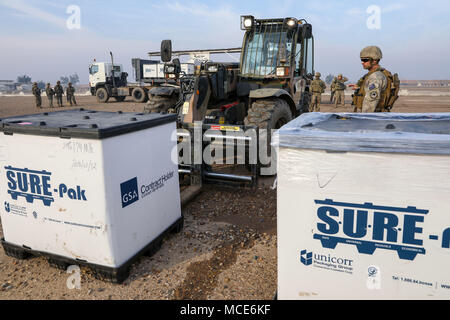 Una nuova Zelanda Defence Force Stati, con la Task Force Taji, guida un carrello conducente durante lo scarico dei materiali di consumo durante un trasferimento di armi per la 74a Brigata, esercito iracheno a Camp Taji, Iraq, il 20 febbraio, 2018. Gli Stati Uniti offre la formazione e le attrezzature esaminate le forze di sicurezza irachene attraverso la difesa nazionale atto di autorizzazione FY 2015; Iraq addestrare ed equipaggiare fondo. Formazione e attrezzature è a sostegno della Combined Joint Task Force - Funzionamento inerenti risolvere la missione per sconfiggere e negare ISIS rifugi sicuri mediante la creazione e attivazione di forze irachene a difendere e proteggere il loro paese dal terrorismo. (U.S. Esercito Foto Stock