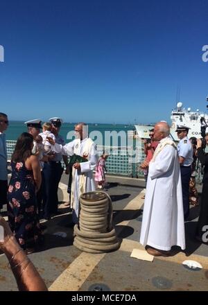 L'equipaggio del guardacoste Thetis tiene a battesimo a bordo del cutter in Key West, Feb 15, 2018. Due bambini sono stati battezzati nella cerimonia nautico che risale al xvii secolo. Stati Uniti La guardia costiera della foto per gentile concessione di Guardacoste Thetis Foto Stock