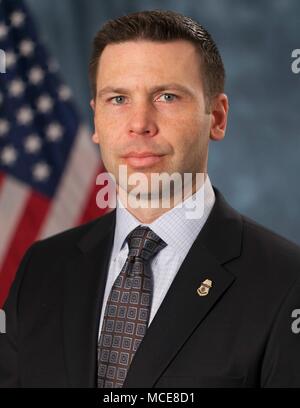 Fotografia storica di CBP Commissario Kevin K. McAleenan: U.S. Delle dogane e della protezione delle frontiere il Commissario facente funzione Kevin K. McAleenan, datata ritratto ufficiale. Stati Uniti Delle dogane e della protezione delle frontiere foto di James Tourtellotte Foto Stock