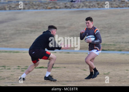 Marinaio Jonathan Dittoe, dalla Coast Guard ausili alla navigazione Team Sika, Alaska e la Guardia Costiera gli uomini del team rubgy, prassi con i compagni di squadra prima del calcio di inizio del Las Vegas Invitational, il più grande torneo di rugby in Nord America, 28 febbraio 2018. Più di 275 squadre hanno gareggiato in 28 divisioni oltre l'annuale evento in più giorni, che correva a fianco degli USA Sevens Rugby internazionale torneo. (U.S. Coast Guard foto di Sottufficiali di prima classe di Rob Simpson/rilasciato) Foto Stock