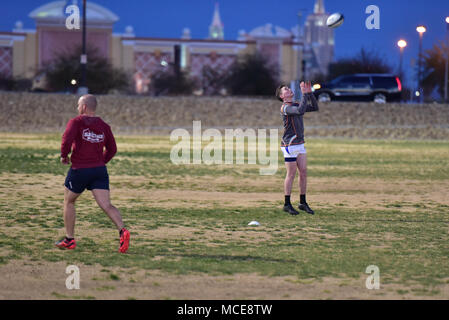 Marinaio Jonathan Dittoe, dalla Coast Guard ausili alla navigazione Team Sika, Alaska e la Guardia Costiera gli uomini del team rubgy, prassi con i compagni di squadra prima del calcio di inizio del Las Vegas Invitational, il più grande torneo di rugby in Nord America, 28 febbraio 2018. Più di 275 squadre hanno gareggiato in 28 divisioni oltre l'annuale evento in più giorni, che correva a fianco degli USA Sevens Rugby internazionale torneo. (U.S. Coast Guard foto di Sottufficiali di prima classe di Rob Simpson/rilasciato) Foto Stock