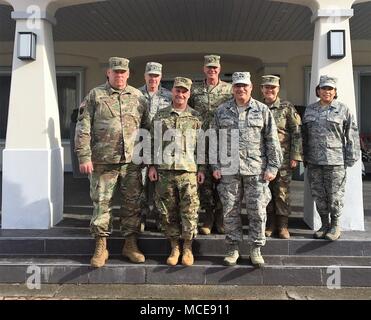 Un contingente di leadership dalla Pennsylvania la guardia nazionale si è riunito con gli Stati Uniti Esercito la leadership in Europa in Wiesbaden, Germania Feb. 12. Da sinistra a destra, bancata posteriore: Briga. Gen. Michael Regan, Vice aiutante General-Air Pennsylvania Guardia Nazionale; Brig. Gen. Mark Schindler, Vice aiutante General-Army Pennsylvania Guardia Nazionale; il comando Sgt. Il Mag. Sheryl D. Lyon, U.S. Esercito Europa; Senior leader arruolato, Chief Master Sgt. Regina I. Stoltzfus, Pennsylvania National Guard membro Air Force arruolati Senior Advisor. Prima fila: comando Sgt. Il Mag. Harry Buchanan III, Pennsylvania National Guard Membro Senior E Foto Stock