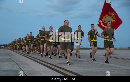 Marines con Marine Tactical Air Command Squadron 18, aria marina gruppo di controllo 18, primo velivolo Marina Wing, partecipare a un motivazionali di girare al Marine Corps Air Station Futenma, Okinawa, in Giappone, 10 aprile 2018. Oltre 1.000 marines erano presenti a correre per 3 miglia e miglia intorno alla stazione aria linea di volo. 1 MAW è il combattimento aereo elemento del III Marine Expeditionary Force. La sua missione è di condurre operazioni aeree a supporto della flotta forze Marine del Pacifico. (U.S. Marine Corps foto di Sgt. Natalie Dillon) Foto Stock