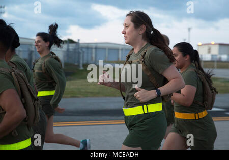 Gunnery Sgt. Rebecca Colt, formazione capo di aria per applicazioni marine squadrone di supporto 2, Aria marina gruppo di controllo 18, primo velivolo Marina Wing, partecipa a un motivazionali di girare al Marine Corps Air Station Futenma, Okinawa, in Giappone, 10 aprile 2018. Oltre 1.000 marines erano presenti a correre per 3 miglia e miglia intorno alla stazione aria linea di volo. 1 MAW è il combattimento aereo elemento del III Marine Expeditionary Force. La sua missione è di condurre operazioni aeree a supporto della flotta forze Marine del Pacifico. (U.S. Marine Corps foto di Sgt. Natalie Dillon) Foto Stock