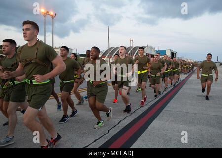 Marines con il primo velivolo Marina Wing partecipare ad un motivazionali di girare al Marine Corps Air Station Futenma, Okinawa, in Giappone, 10 aprile 2018. Oltre 1.000 marines erano presenti a correre per 3 miglia e miglia intorno alla stazione aria linea di volo. 1 MAW è il combattimento aereo elemento del III Marine Expeditionary Force. La sua missione è di condurre operazioni aeree a supporto della flotta forze Marine del Pacifico. (U.S. Marine Corps foto di Sgt. Natalie Dillon) Foto Stock