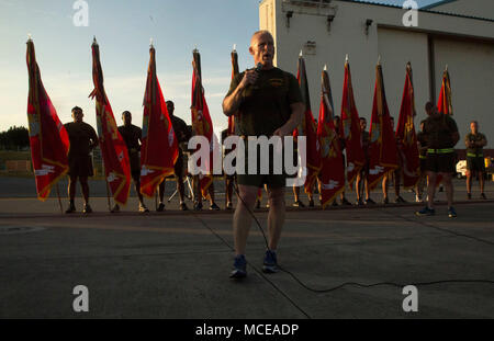 Brig. Gen. Thomas D. Weidley, Comandante generale del primo velivolo Marina Wing, affronta il suo Marines dopo un motivazionali di girare al Marine Corps Air Station Futenma, Okinawa, in Giappone, 10 aprile 2018. Oltre 1.000 marines erano presenti a correre per 3 miglia e miglia intorno alla stazione aria linea di volo. 1 MAW è il combattimento aereo elemento del III Marine Expeditionary Force. La sua missione è di condurre operazioni aeree a supporto della flotta forze Marine del Pacifico. (U.S. Marine Corps foto di Sgt. Natalie Dillon) Foto Stock