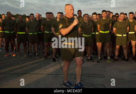 Brig. Gen. Thomas D. Weidley, Comandante generale del primo velivolo Marina Wing, affronta il suo Marines dopo un motivazionali di girare al Marine Corps Air Station Futenma, Okinawa, in Giappone, 10 aprile 2018. Oltre 1.000 marines erano presenti a correre per 3 miglia e miglia intorno alla stazione aria linea di volo. 1 MAW è il combattimento aereo elemento del III Marine Expeditionary Force. La sua missione è di condurre operazioni aeree a supporto della flotta forze Marine del Pacifico. (U.S. Marine Corps foto di Sgt. Natalie Dillon) Foto Stock