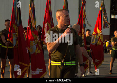 Sgt. Il Mag. Michael J. Pritchard, il primo velivolo Marina Wing sergente maggiore, affronta il suo Marines dopo un motivazionali di girare al Marine Corps Air Station Futenma, Okinawa, in Giappone, 10 aprile 2018. Oltre 1.000 marines erano presenti a correre per 3 miglia e miglia intorno alla stazione aria linea di volo. 1 MAW è il combattimento aereo elemento del III Marine Expeditionary Force. La sua missione è di condurre operazioni aeree a supporto della flotta forze Marine del Pacifico. (U.S. Marine Corps foto di Sgt. Natalie Dillon) Foto Stock