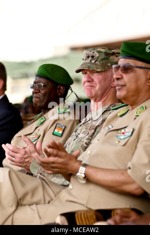 NIAMEY Niger - STATI UNITI Air Force Il Mag. Gen. Marcus Hicks, commander, il Comando Operazioni Speciali Africa, applaude durante la cerimonia di apertura di Flintlock 2018 a Niamey, Niger, Aprile 11, 2018. Circa 1.900 membri del servizio da più di venti africani e western nazioni partner partecipano Flintlock 2018 in corrispondenza di molteplici posizioni nel Niger, Burkina Faso e Senegal. (U.S. Esercito Foto di Sgt. Heather Doppke/79th Theatre supporto comando) Foto Stock