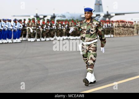 NIAMEY Niger - un soldato nigeriano marche in tutta l'aviosuperficie all'inizio della cerimonia di apertura Flintlock 2018 a Niamey, Niger, Aprile 11, 2018. Flintlock, ospitato dal Niger, con le principali stazioni rurali in Burkina Faso e in Senegal, è progettato per potenziare la capacità delle principali nazioni partner nella regione per contrastare la violenza delle organizzazioni estremiste, proteggere le loro frontiere e di garantire la sicurezza per il loro popolo. (U.S. Esercito Foto di Sgt. Heather Doppke/79th Theatre supporto comando) Foto Stock