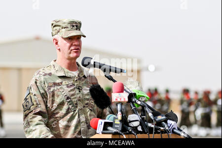 NIAMEY Niger - Il Mag. Gen. Marcus Hicks, commander, il Comando Operazioni Speciali Africa, dà commento durante la cerimonia di apertura di Flintlock 2018 a Niamey, Niger, Aprile 11, 2018. Flintlock, ospitato dal Niger, con le principali stazioni rurali in Burkina Faso e in Senegal, è progettato per potenziare la capacità delle principali nazioni partner nella regione per contrastare la violenza delle organizzazioni estremiste, proteggere le loro frontiere e di garantire la sicurezza per il loro popolo. (U.S. Esercito Foto di Sgt. Heather Doppke/79th Theatre supporto comando) Foto Stock