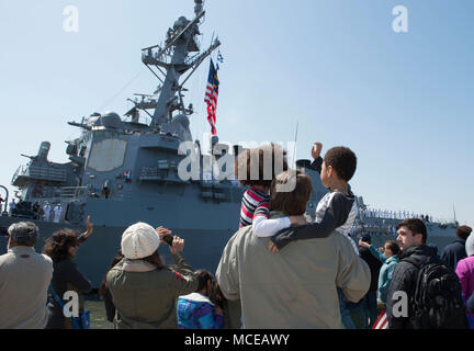 180411-N-SX983-172 Norfolk, Virginia (11 aprile 2018) gli amici e la famiglia Wave addio come guidato-missile destroyer USS Bulkeley (DDG 84) si diparte per la distribuzione. Bulkeley diparte Naval Station Norfolk come parte di Harry Truman Carrier Strike Group (HSTCSG) deployment in supporto di le operazioni di sicurezza marittima e di teatro la cooperazione in materia di sicurezza gli sforzi negli Stati Uniti La quinta e la sesta flotta aree di responsabilità. Con CVN 75 come ammiraglia, distribuzione di strike gruppo attivi comprendono staffs, di navi e di aeromobili di Carrier Strike gruppo otto (CSG 8), Destroyer Squadron due otto (DESRON 28) e Carrier aria Wing su Foto Stock