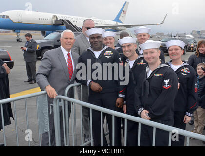 BOSTON (apr. 10, 2018) Vice Presidente Mike Pence in posa per una foto con marinai da USS Constitution. Il Vice Presidente ha visitato Boston per un Partito Repubblicano evento presso l'Hotel Langham. (U.S. Foto di Marina di Massa lo specialista di comunicazione 1a classe Joshua Hammond/rilasciato) Foto Stock