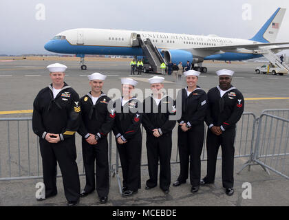 BOSTON (apr. 10, 2018) marinai da USS Constitution stop di posa per una foto di fronte Air Force 1 dopo il Vice Presidente Mike Pence scortecciato il piano. Il Vice Presidente ha visitato Boston per un Partito Repubblicano evento presso l'Hotel Langham. (U.S. Foto di Marina di Massa lo specialista di comunicazione 1a classe Joshua Hammond/rilasciato) Foto Stock