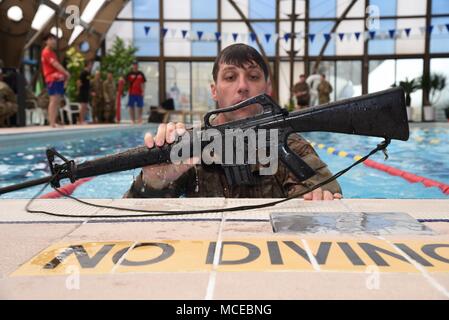 Sgt. 1. Classe Terrance Widmer, nativo di Ancona, Illinois, assegnato per la seconda divisione di fanteria supporto brigata, preleva la sua arma di manovrare lungo la lunghezza della piscina durante la resilienza dell'acqua sfida il terzo giorno del 2ID/RUCD guerriero migliore concorrenza a Camp Casey, 11 aprile. La seconda divisione di fanteria/ROK-STATI UNITI Divisione combinato sta conducendo un giro migliore concorrenza guerriero di identificare e riconoscere il più eccezionale officer, mandato ufficiale e non ufficiale incaricato, junior soldato arruolato e Coreano aumento per l'esercito degli Stati Uniti (KATUSA) entro t Foto Stock