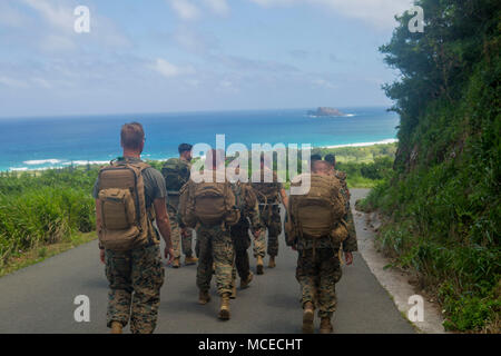 Stati Uniti Marines che partecipano al scout sniper corso escursione verso il basso Kansas Torre durante una scout sniper indottrinamento, Marine Corps base Hawaii, Aprile 11, 2018. L'obiettivo generale del corso è di familiarizzare gli studenti con i principali aspetti di sniper le competenze in modo che quando vanno a Scout Sniper scuola di base, essi continueranno a migliorare e completare con successo. (U.S. Marine Corps foto di Sgt. Zachary Orr) Foto Stock