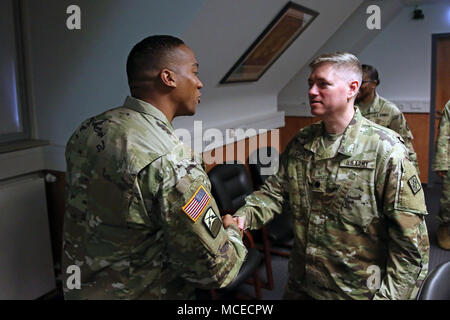 Stati Uniti Esercito Lt. Col. Charles Smith, 2a teatro vigili del segnale il vice comandante di brigata, si congratula con il primo Sgt. Corrie Moore, sede e Sede Società, 2° segnale Teatro Bde., per la sua promozione laterale al primo sergente Aprile 13, 2018 in Wiesbaden, Germania. (U.S. Foto dell'esercito da William B. King) Foto Stock