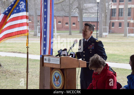 BG Mark giocattolo, US Army Corpo degli Ingegneri, Grandi Laghi e il fiume Ohio Division Commander risolve la folla riunita per celebrare la rivoluzionaria del Canandaigua VA Medical Center di Fase I Progetto, Aprile 10, 2018 in fase I di lavoro comprende la demolizione dell'Edificio n. 2, la costruzione di un chiller/generatore di emergenza impianto e ambulatorio, e ristruttura Edificio n. 1. La partnership tra il reparto degli affari di veterani, VA Canandaigua Medical Center, e gli Stati Uniti Esercito di ingegneri Buffalo e distretti di Louisville, insieme con i capi di Stato e di governo di locali, statali e il governo federale hav Foto Stock