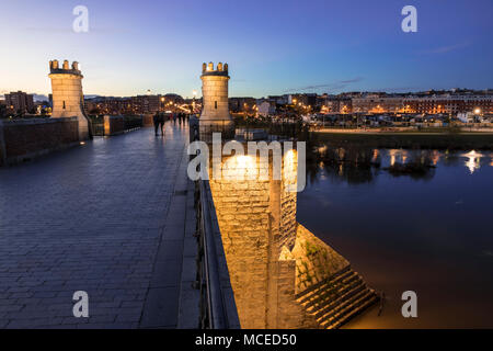 Badajoz, Spagna. Tramonto al fiume Guadiana e Puente de Palmas bridge Foto Stock