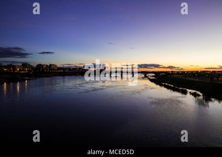 Badajoz, Spagna. Viste al tramonto del fiume Guadiana e il Puente Real (Royal ponte), dal Puente de Palmas bridge Foto Stock