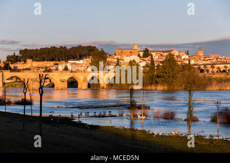 Badajoz, Spagna. Viste al tramonto del fiume Guadiana, l'Alcazaba, la Città Vecchia e il Puente de Palmas bridge Foto Stock