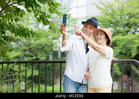 Coppia senior tenendo selfie con smart phone Foto Stock