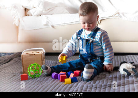 Ritratto di simpatici baby boy con la sindrome di Down Foto Stock