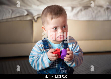 Ritratto di simpatici baby boy con la sindrome di Down Foto Stock