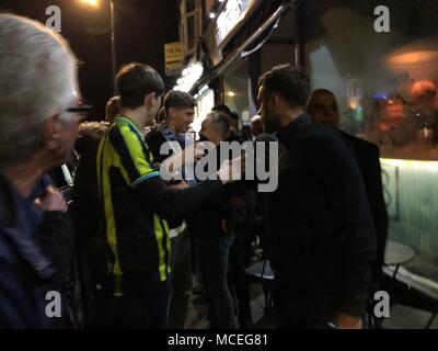 Manchester City giocatori inclusi Vincent Company, Giovanni pietre, Bernardo Silva, Fabian "Delph e Kyle Walker festeggiare la conquista della Premier League a Hale Wine Bar, Manchester. Foto Stock