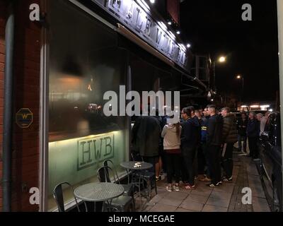 Manchester City giocatori inclusi Vincent Company, Giovanni pietre, Bernardo Silva, Fabian "Delph e Kyle Walker festeggiare la conquista della Premier League a Hale Wine Bar, Manchester. Foto Stock