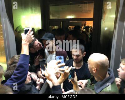 Manchester City giocatori inclusi Vincent Kompany, Giovanni pietre, Bernardo Silva, Fabian "Delph e Kyle Walker festeggiare la conquista della Premier League a Hale Wine Bar, Manchester. Foto Stock