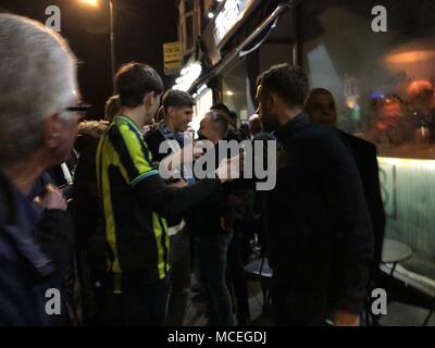 Manchester City giocatori inclusi Vincent Kompany, Giovanni pietre, Bernardo Silva, Fabian "Delph e Kyle Walker festeggiare la conquista della Premier League a Hale Wine Bar, Manchester. Foto Stock