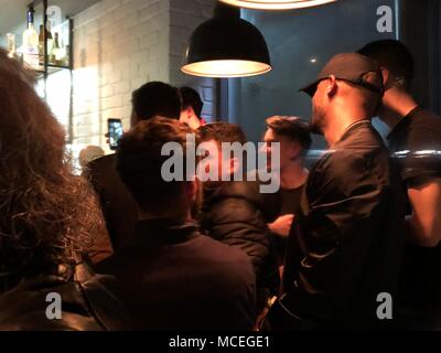 Manchester City giocatori inclusi Vincent Company, Giovanni pietre, Bernardo Silva, Fabian "Delph e Kyle Walker festeggiare la conquista della Premier League a Hale Wine Bar, Manchester. Foto Stock