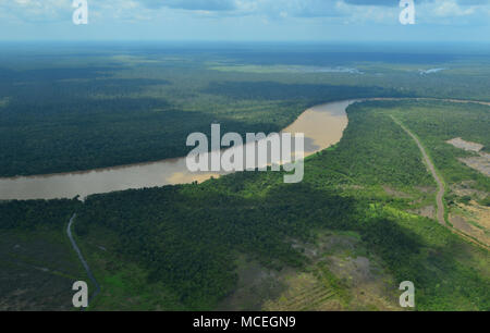 La vista del fiume Barito nel Borneo da sopra Foto Stock