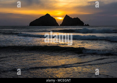 Un tramonto spettacolare su l'iconica carradori rocce di Holywell Bay in Cornovaglia. Foto Stock