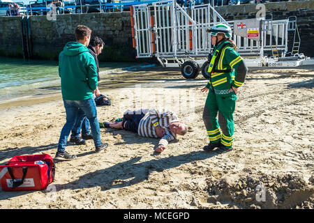 Di volontari e di professionisti della salute che partecipano a un GMICE (buona medicina in ambienti impegnativi) incidente grave esercizio in Newquay Harbour in Foto Stock