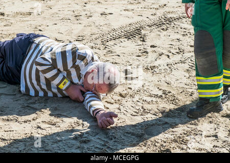 Di volontari e di professionisti della salute che partecipano a un GMICE (buona medicina in ambienti impegnativi) incidente grave esercizio in Newquay Harbour in Foto Stock