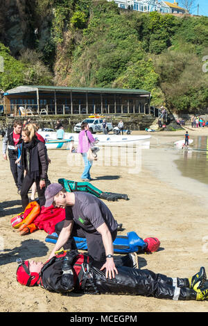 Di volontari e di professionisti della salute che partecipano a un GMICE (buona medicina in ambienti impegnativi) incidente grave esercizio in Newquay Harbour in Foto Stock