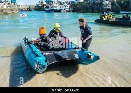 Di volontari e di professionisti della salute che partecipano a un GMICE (buona medicina in ambienti impegnativi) incidente grave esercizio in Newquay Harbour in Foto Stock