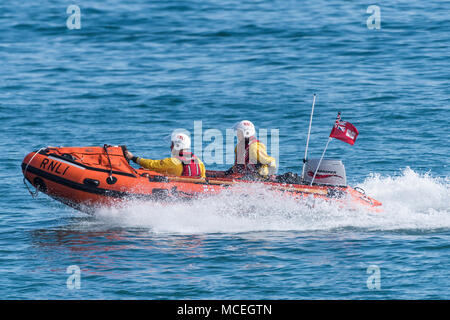La costiera di Newquay mezzo di salvataggio e il suo equipaggio di volontari che partecipano a un GMICE (buona medicina in ambienti impegnativi) incidente grave esercizio i Foto Stock