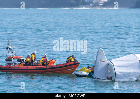 Il volontario di Newquay RNLI equipaggio nella loro classe B Atlantic 85 fascia costiera di mezzo di salvataggio che partecipano a un GMICE (buona medicina in ambienti impegnativi) Foto Stock